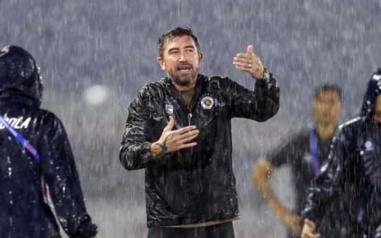 Hà Nội thắng 3-2 Becamex TP.HCM, Kewell chê mặt sân