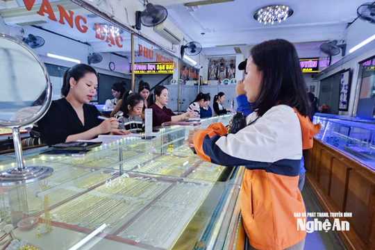 Thị trường vàng Nghệ An trầm lắng, người mua dè chừng, người bán thận trọng