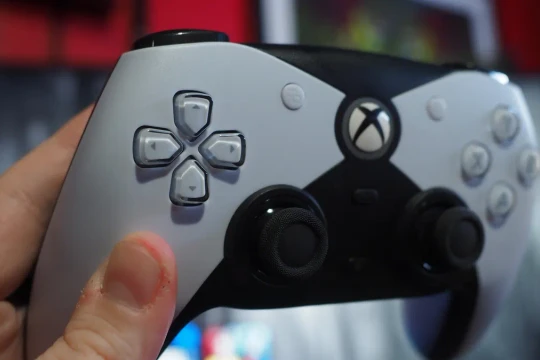 Hyperkin Competitor: Tay cầm Xbox mang 'hồn' PlayStation