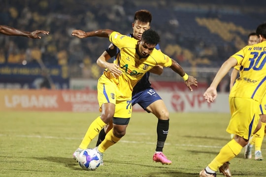 HLV Trần Công Minh: V-League kẹt vì lệ thuộc tài chính