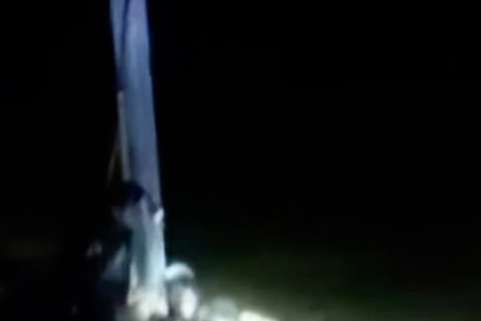 Kịp thời cứu sống người đàn ông kiệt sức ôm cột điện giữa dòng nước lũ