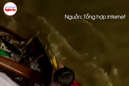 Khoảnh khắc bé trai được cứu sống khi bị trôi giữa dòng nước lũ chảy xiết