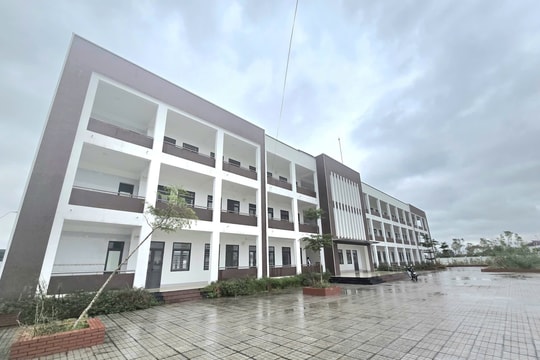 Ngôi trường xây hàng chục tỷ đồng xong bỏ không?