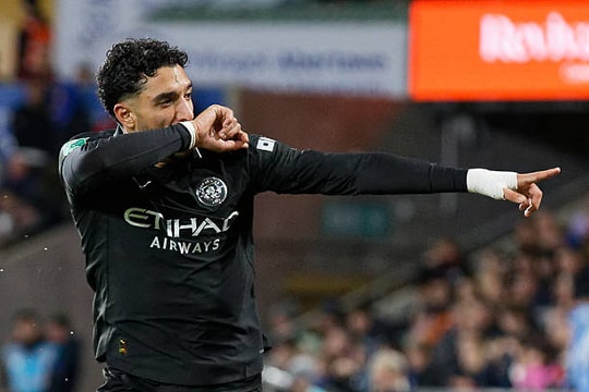 Marmoush ghi bàn, Man City ngược dòng 3-1 tại Carabao Cup