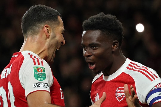 Arsenal 2-0 Brighton: Nwaneri mở khóa, Saka ấn định