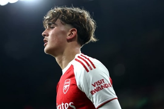 Dowman 15 tuổi đá chính, Arsenal thắng Brighton 2-0