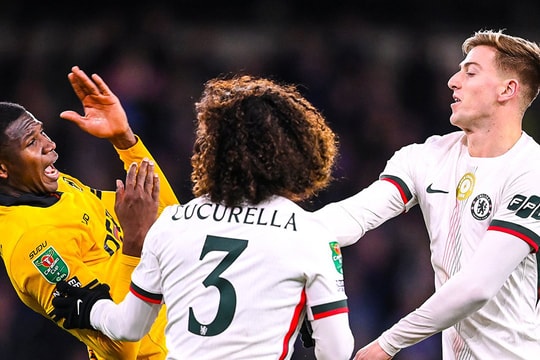 HLV Chelsea chỉ trích Delap vì thẻ đỏ ngu ngốc trước Wolves