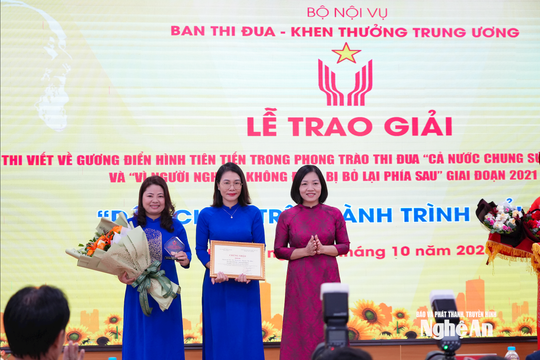 Báo và phát thanh truyền hình Nghệ An đoạt giải Ba cuộc thi viết "Dấu chân trên hành trình đổi mới"