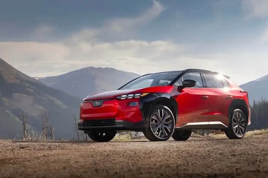 Toyota bZ4X & Subaru Solterra 2026: Sạc NACS, Plug & Charge