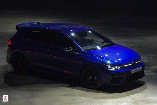 Volkswagen Golf eTSI, GTI, R Performance: Giá và chi tiết