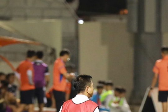 HLV Văn Sỹ Sơn tiếc nuối khi Sông Lam Nghệ An đánh rơi chiến thắng, nhưng hài lòng về cách chơi của toàn đội