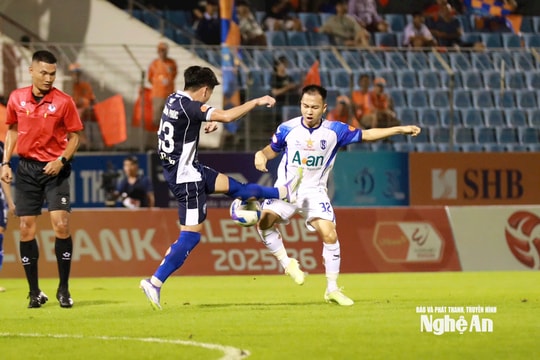 Sông Lam Nghệ An chia điểm tiếc nuối trên sân Hòa Xuân trước SHB Đà Nẵng