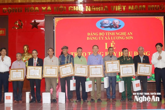 Trưởng Ban Nội chính Tỉnh ủy trao Huy hiệu Đảng cho đảng viên tại xã Lương Sơn và dự sinh hoạt Chi bộ xóm Thống Nhất