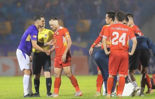 Hà Tĩnh 2-1 Hà Nội: Trọng Hoàng rách tai sau va chạm