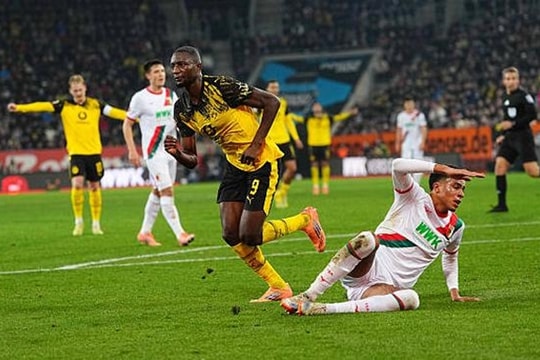 Dortmund thắng Augsburg 1-0 nhờ khoảnh khắc của Guirassy