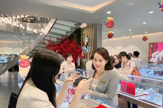 Giá vàng giảm 2 tuần liên tiếp nhưng vẫn hướng đến giá 5000 USD