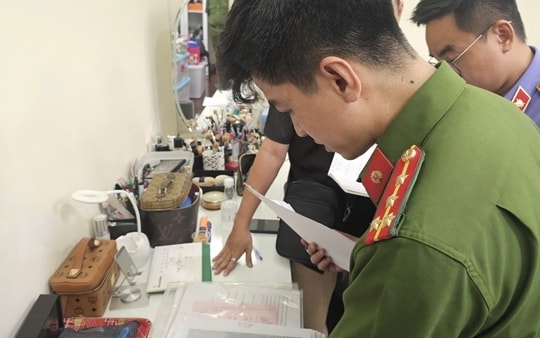 Khám xét nơi ở trong khu biệt thự của diễn viên Trương Ngọc Ánh