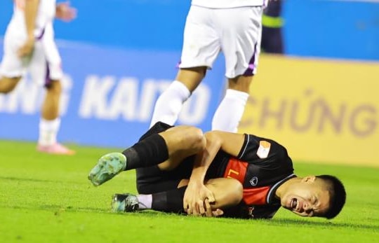 2/11: Ninh Bình giữ đỉnh, Trần Thành Trung chấn thương