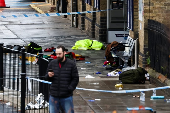 Vụ tấn công bằng dao trên tàu ở Anh: 9 người nguy kịch, cảnh sát chống khủng bố vào cuộc