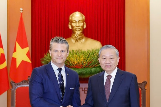 Tổng Bí thư và Chủ tịch nước tiếp Bộ trưởng Bộ Chiến tranh Mỹ