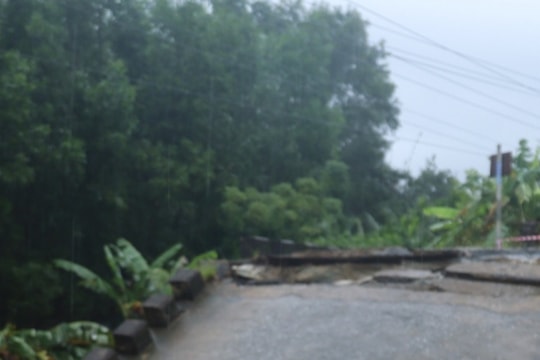 Cầu sập làm 1 người rơi xuống sông, nạn nhân thoát chết trong gang tấc