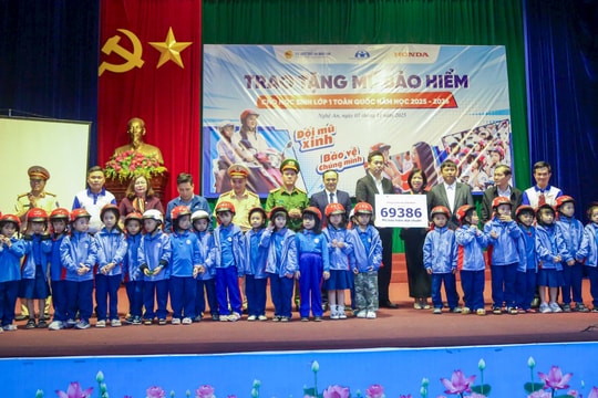 Ban An toàn giao thông tỉnh Nghệ An trao hơn 69.000 mũ bảo hiểm tặng học sinh lớp 1