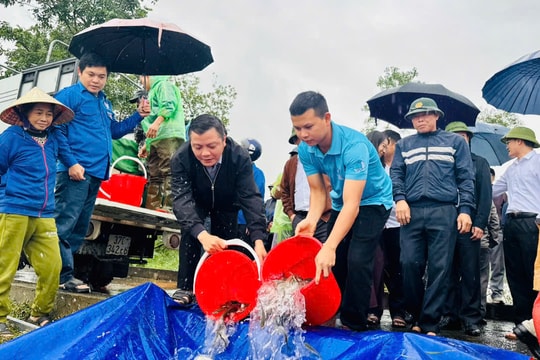 Thả hơn 2,3 tấn cá giống tái tạo nguồn lợi thủy sản tại hồ Mụ Sỹ