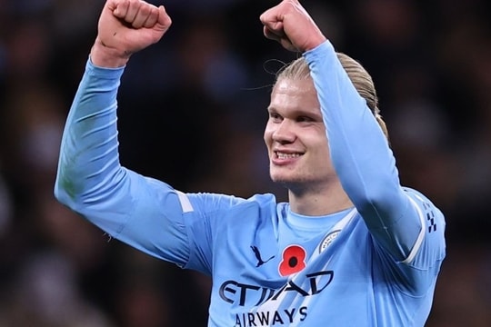 Ai giúp ông Kim Sang Sik quẳng gánh lo âu; Antony lập cú đúp siêu phẩm