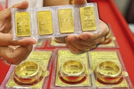 Mua vàng trên 20 triệu đồng buộc chuyển khoản: Khách hàng gặp khó, doanh số giảm mạnh