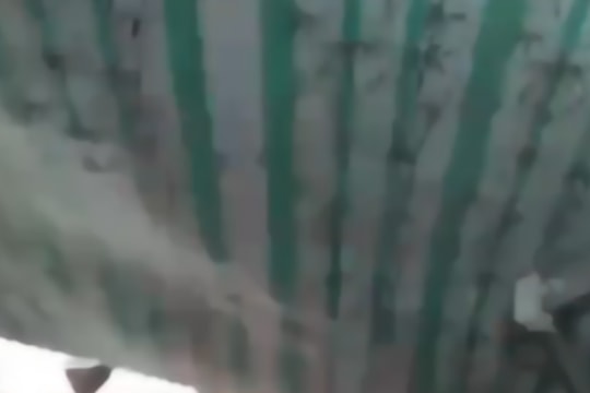 Thợ sơn rơi từ tầng cao trúng người đi đường: Cả hai may mắn thoát nạn