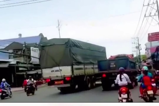 Tạt đầu để trả đũa xe ben, tài xế xe tải nhận "kết đắng"