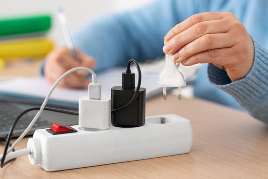 Liệu có an toàn khi cắm sạc liên tục cho laptop?