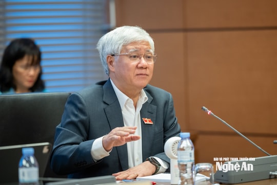 Đại biểu Quốc hội đoàn Nghệ An thảo luận Dự thảo Văn kiện trình Đại hội XIV của Đảng