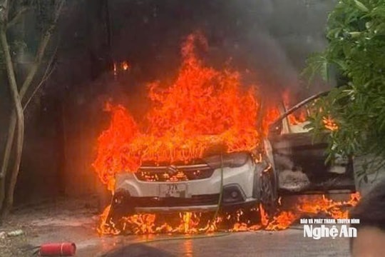 Ô tô đỗ bên đường bất ngờ bốc cháy dữ dội