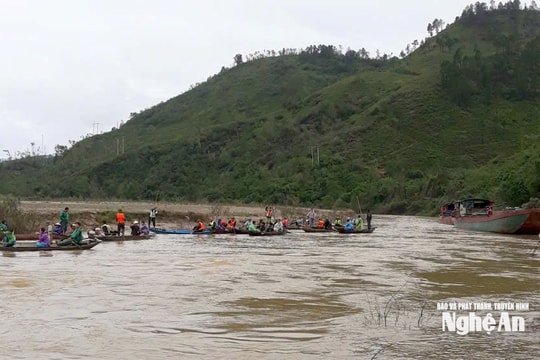 Lật thuyền đánh cá trên sông Lam, vợ thoát nạn, chồng mất tích