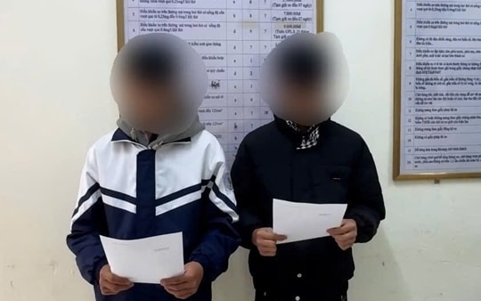 Tăng ga qua chốt, 2 học sinh bị xử phạt 17 triệu đồng