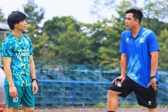 HLV Việt Thắng bác tin mâu thuẫn, Xuân Son gửi thông điệp