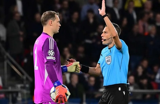 Neuer chỉ trích trọng tài vụ thẻ đỏ Luis Diaz Bayern 2-1 PSG