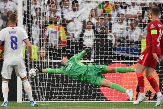 Courtois rực sáng, Real Madrid thua 0-1 tại Anfield