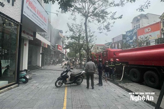 Cháy cửa hàng quần áo trên đường Nguyễn Văn Cừ