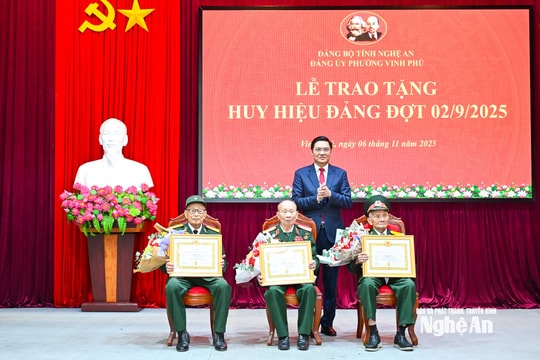 Phó Bí thư Thường trực Tỉnh ủy Nghệ An Hoàng Nghĩa Hiếu trao tặng Huy hiệu Đảng cho đảng viên phường Vinh Phú