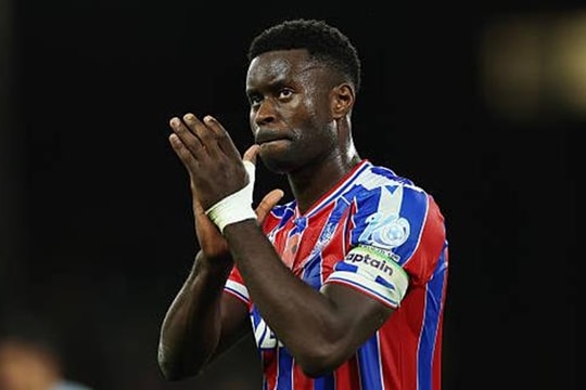 Real rút lui vụ Guehi; AS Roma hỏi mượn Zirkzee tháng 1