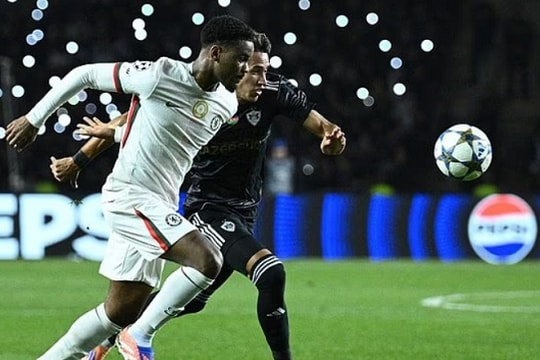 Chelsea hòa 2-2 Qarabag, Maresca trả giá vì tuổi trẻ