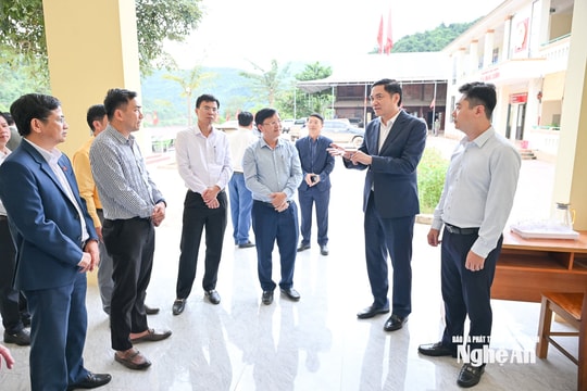 Phó Bí thư Thường trực Tỉnh ủy, Chủ tịch HĐND tỉnh tiếp xúc cử tri xã biên giới Nhôn Mai