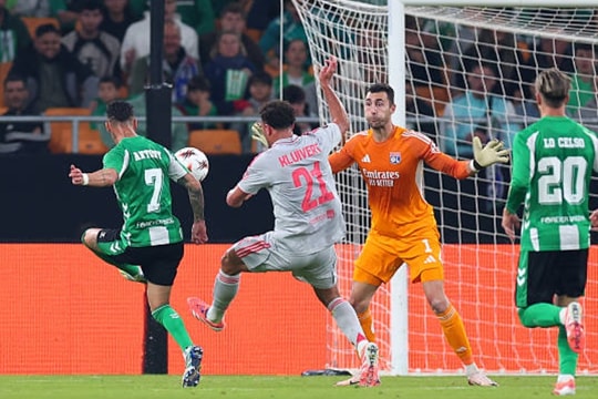 Antony bùng nổ, Real Betis thắng Mallorca 3-0 và Lyon 2-0