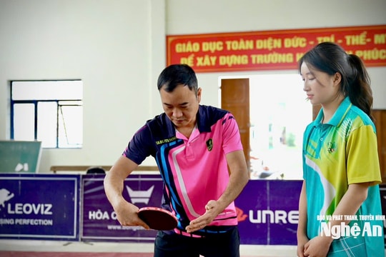 Thầy giáo Lữ Hoài Trung – người "truyền lửa" cho bóng bàn Con Cuông