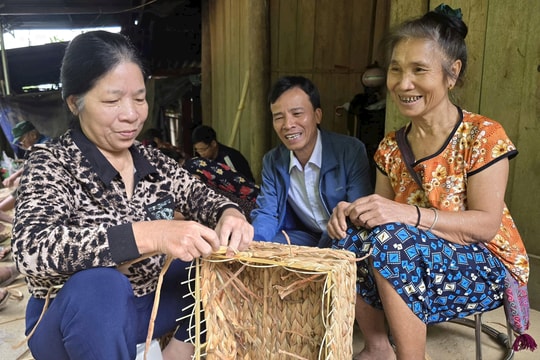 Lãnh đạo xã vùng cao Nghệ An mang nghề đan bèo tây về cho người cao tuổi