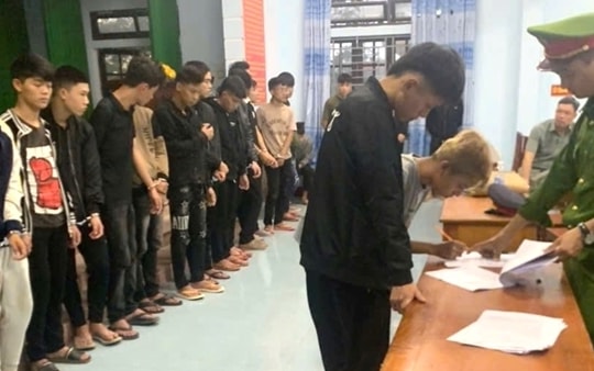 Mang hung khí đi gây rối trong đêm, 32 đối tượng bị khởi tố