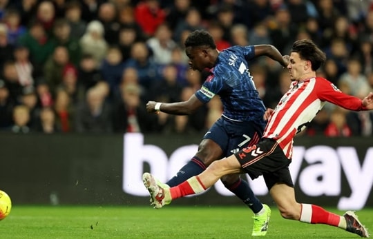 Arsenal hòa Sunderland 2-2: Saka, Trossard tỏa sáng