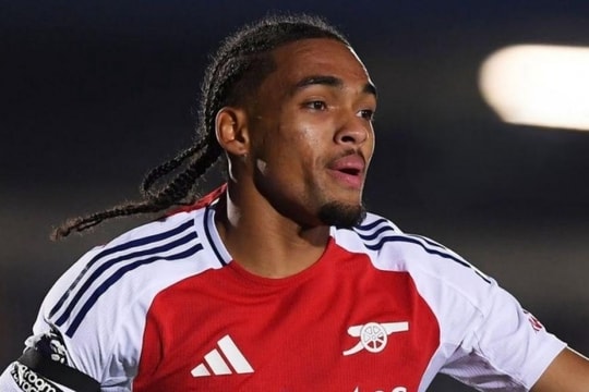 Cựu tài năng Arsenal Joshua Robinson gợi mở gốc Malaysia